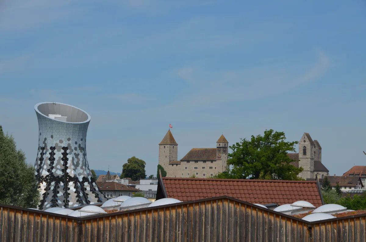 Blick auf das Schloss Rapperswil mit Knies Zauberhut im Vordergrund. 